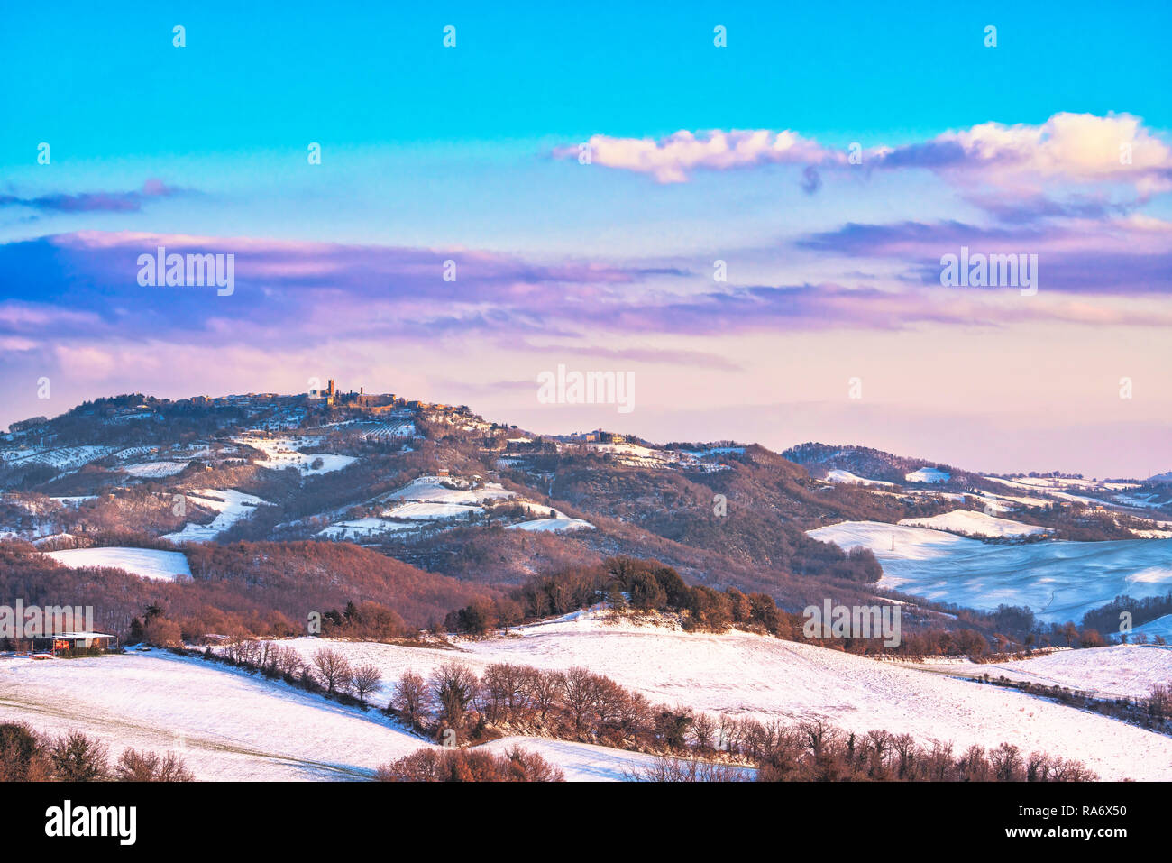 Schnee in der Toskana, im Winter Panorama bei Sonnenuntergang. Radicondoli Dorf, Olivenbäumen und Weinbergen, Siena, Italien Europa. Stockfoto