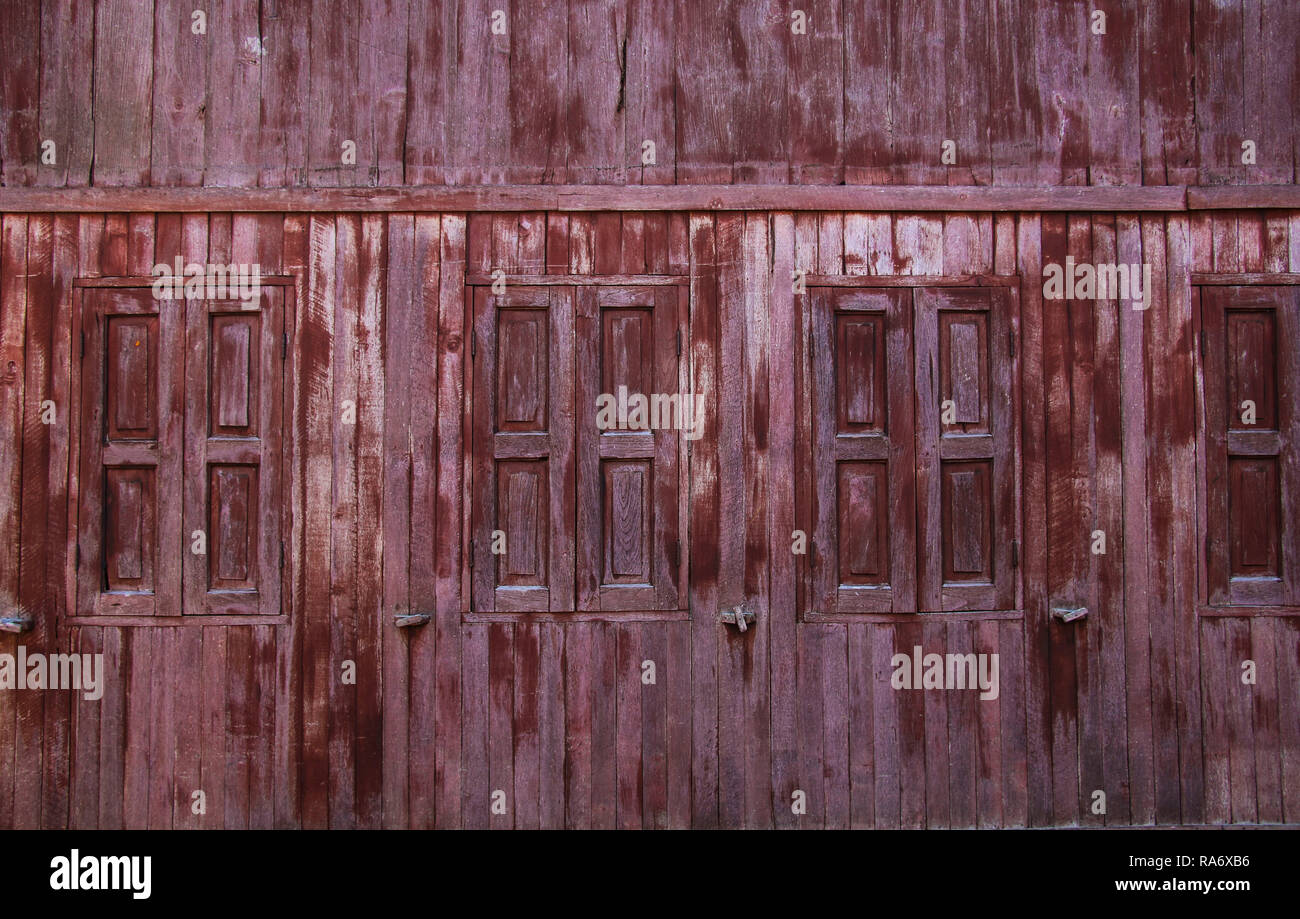 Fenster in einem alten Holzhaus Stockfoto