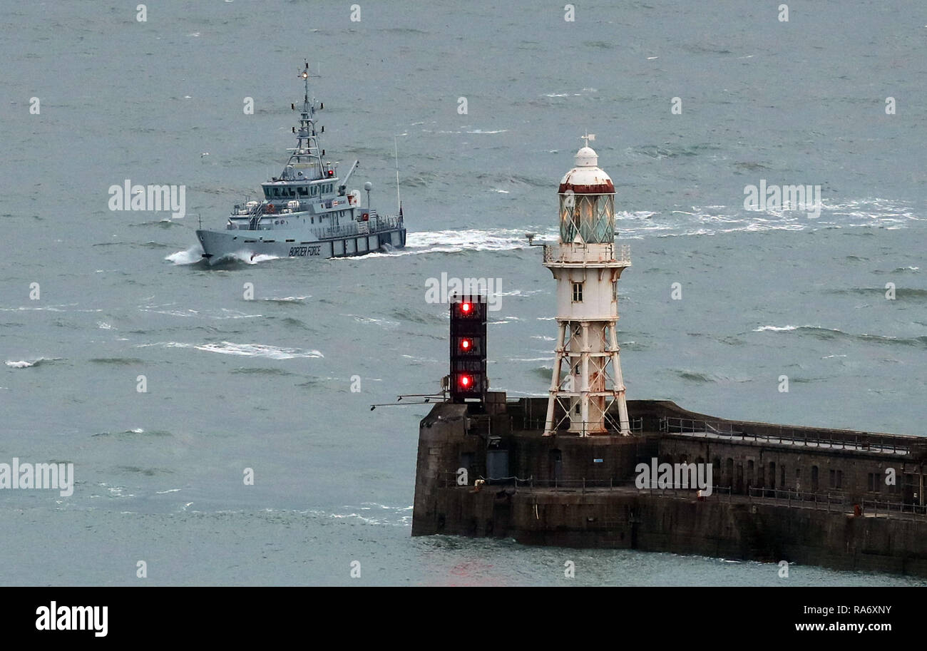 HMC Searcher, einer von vier cutter Schiffe patrouillierenden britischen Gewässern, kommt im Hafen von Dover, Kent wie der Home Secretary Sajid Javid die Grenze flotte Stützpolster in den Kanal. Stockfoto