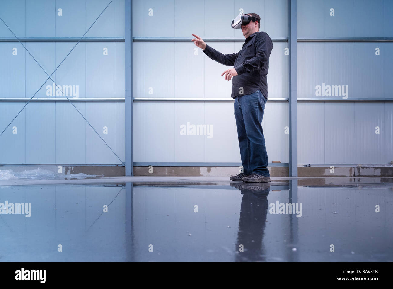 Bauarbeiter stehend an indoor Baustelle tragen VR-Brille oder Schutzbrille, helle Umgebung mit Platz für ihre copytext oder Bilder Projektion Stockfoto