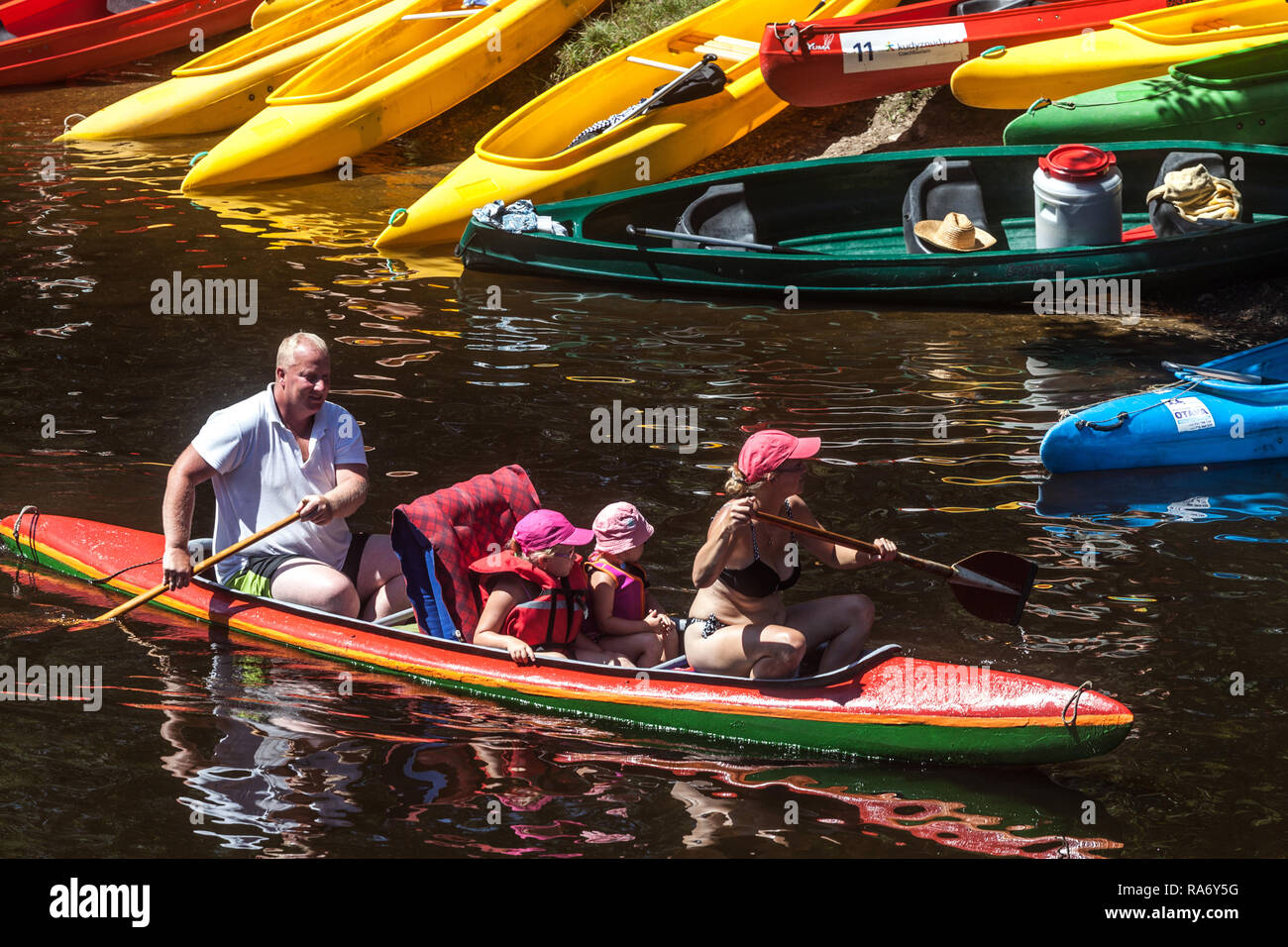 Familie Kanufahren Fluss, Senioren und Kinder Familie schwimmenden Fluss Stockfoto