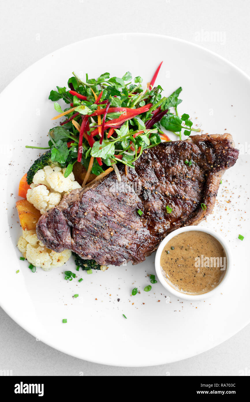 Premium Rindfleisch Steak mit gedünstetem Gemüse und Pilzsauce Gourmet-menü auf weiße Platte Stockfoto