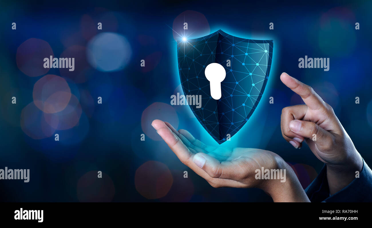 Erde Polygonnetz planet Welt Geschäftsleute Hände schütteln Informationen im Cyberspace zu schützen. Geschäftsmann holding Schild schützen Symbol schutz Netz Stockfoto