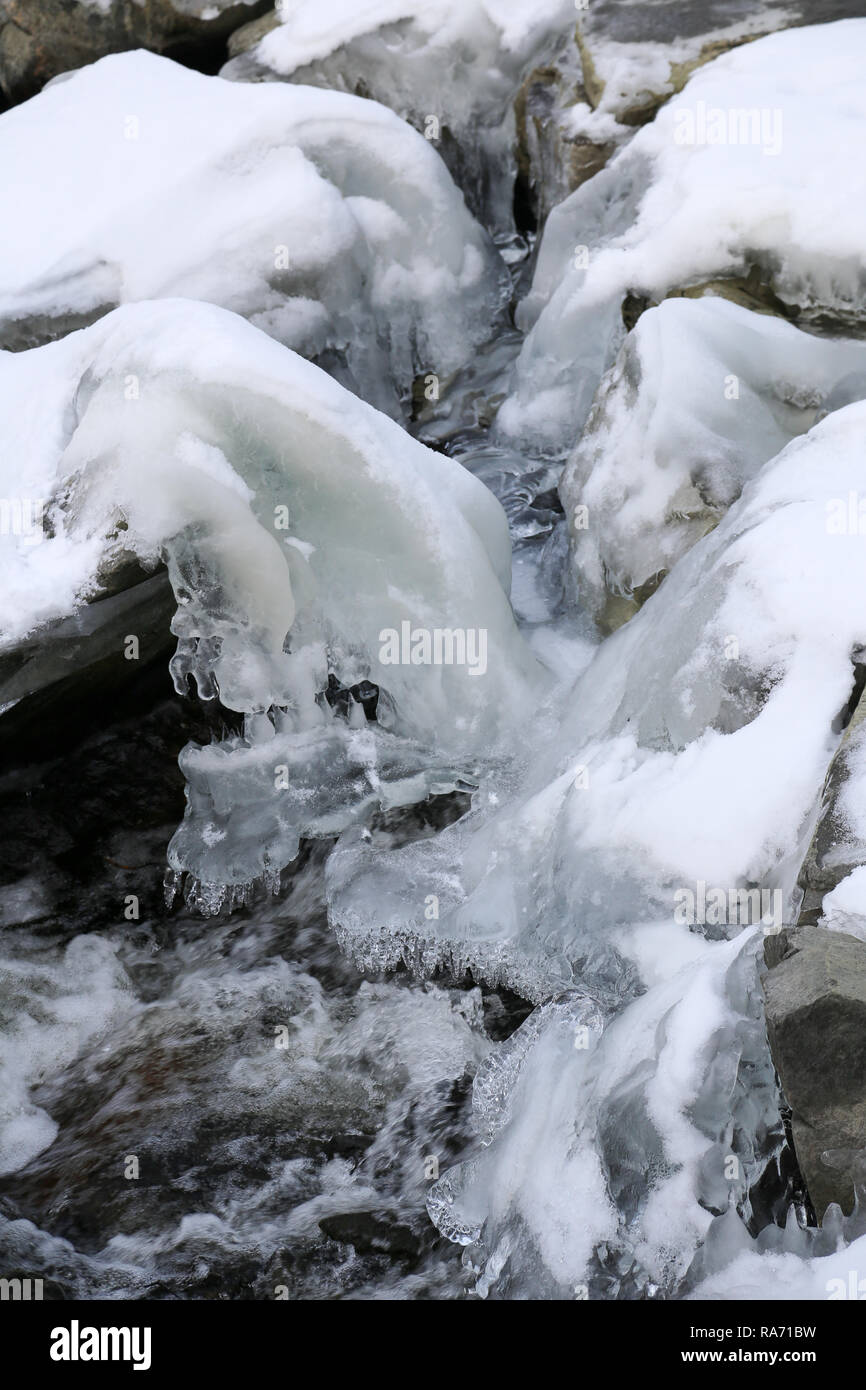 Eis in den zugefrorenen Fluss Stockfoto