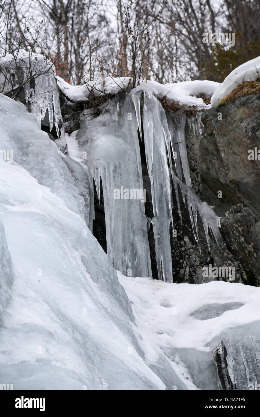 Gefrorenen Wasserfall Eiszapfen an Rock Stockfoto