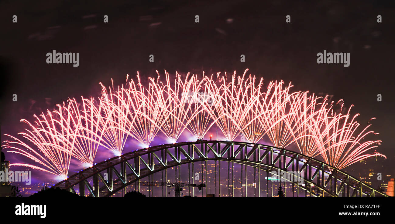 Oberen Teil der Sydney Harbour Bridge noch arch mit neuen Jahr Mitternacht Feuerwerk Light Show gegen den dunklen Himmel als Teil der nationalen Feiern. Stockfoto