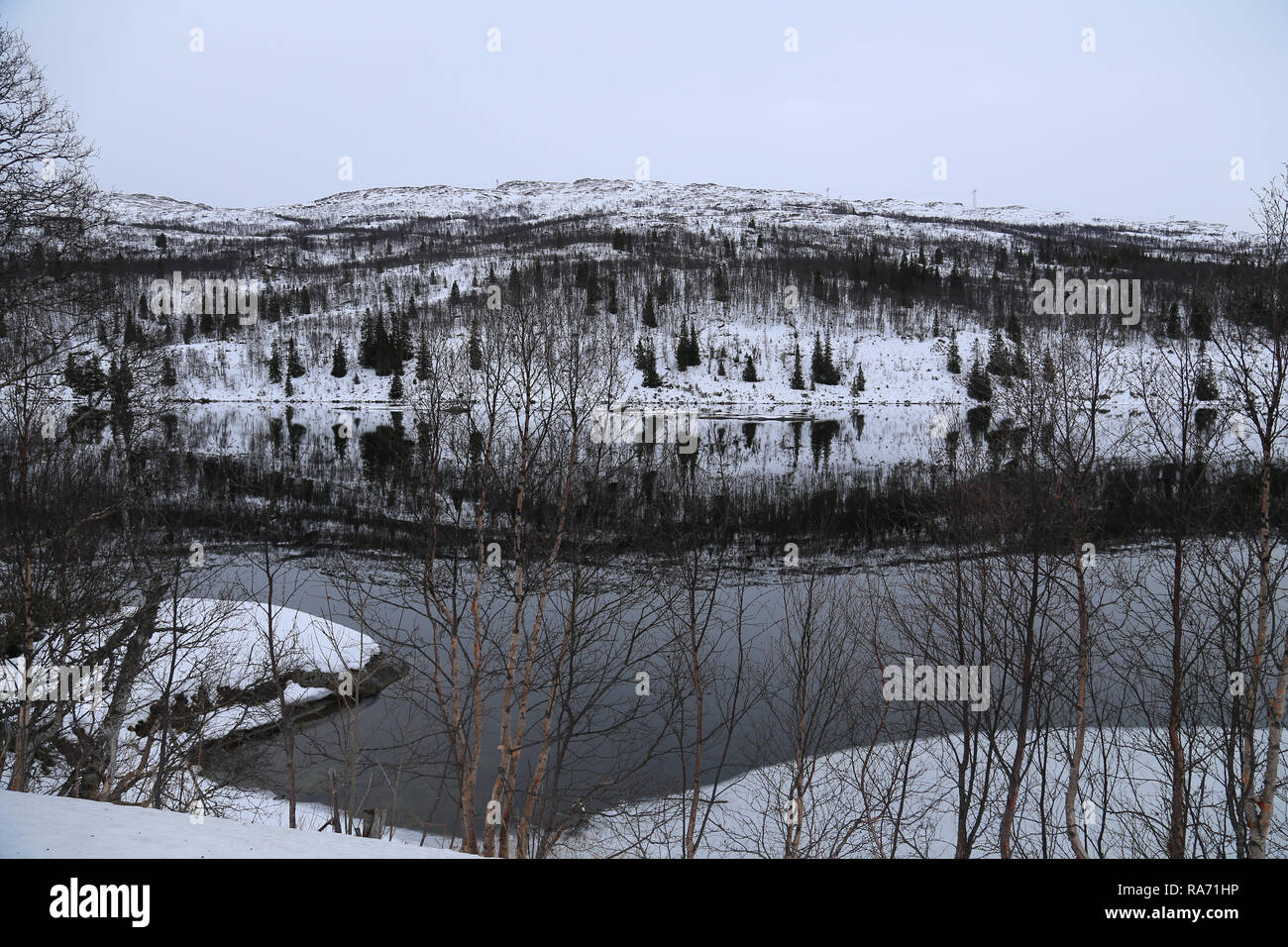 Snowy Mountains Rising vom See Stockfoto