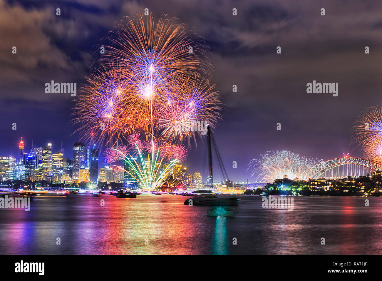 Silvester Feuerwerk in Sydney Stadt über Wasser auf den Hafen von Sydney, die Helle Blinklicht Kugeln. Stockfoto