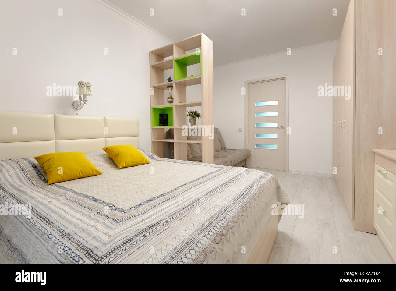Schlafzimmer mit großem Doppelbett Stockfoto