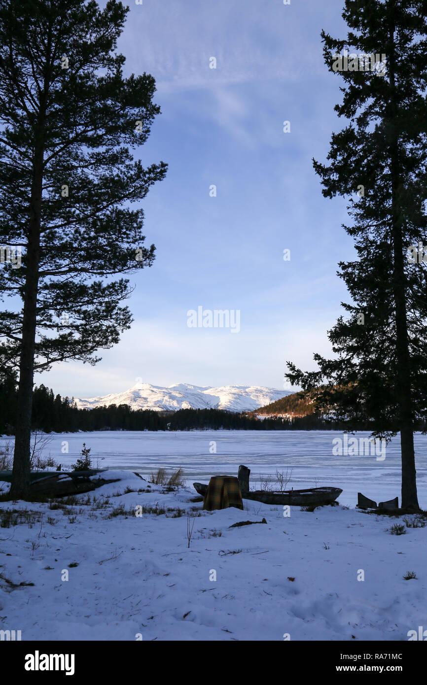 Snowy Mountains Rising vom See Stockfoto