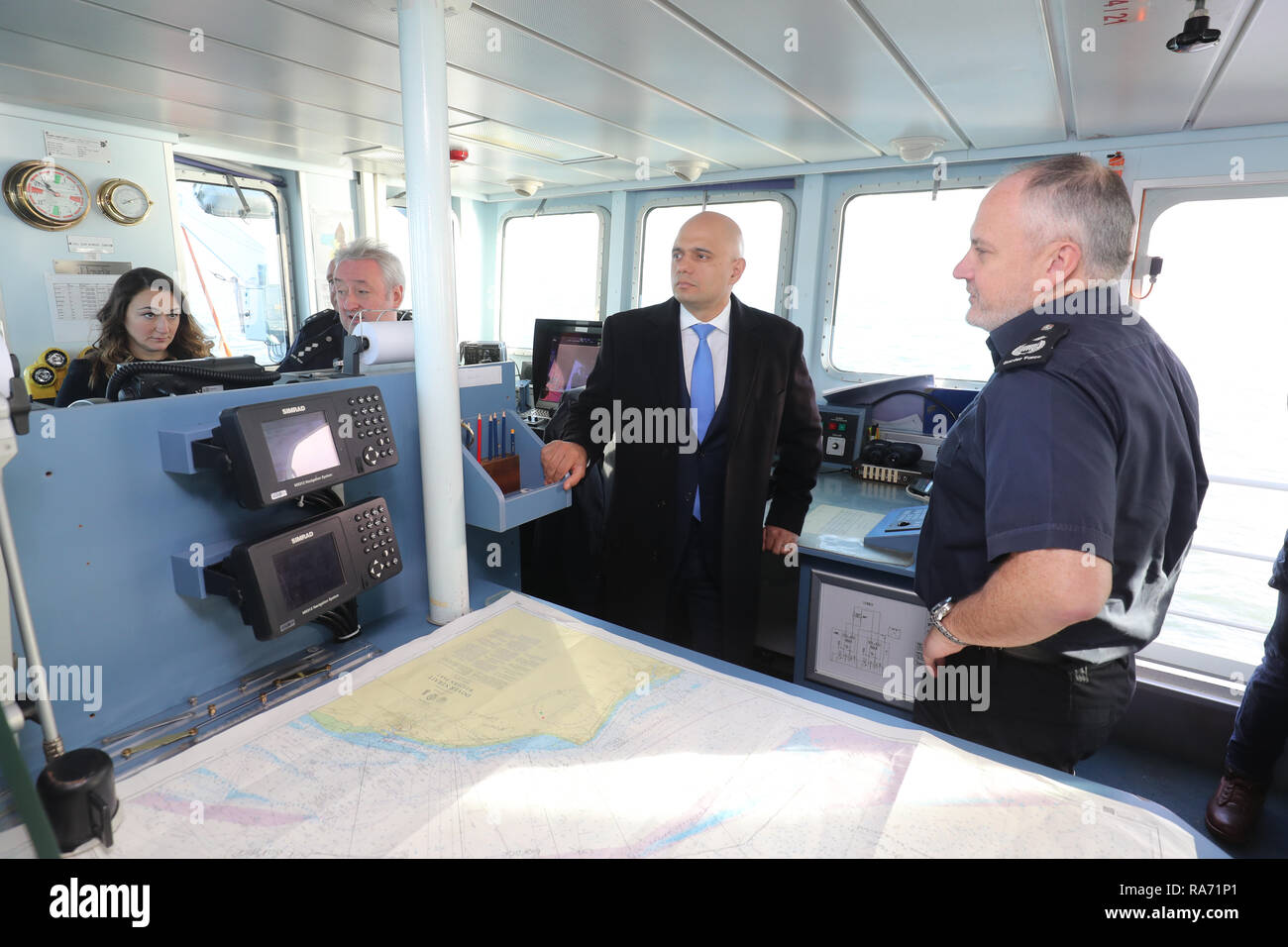 Home Secretary Sajid Javid Sitzung Grenze Personal an Bord HMC Forscher in Dover, Kent. Stockfoto