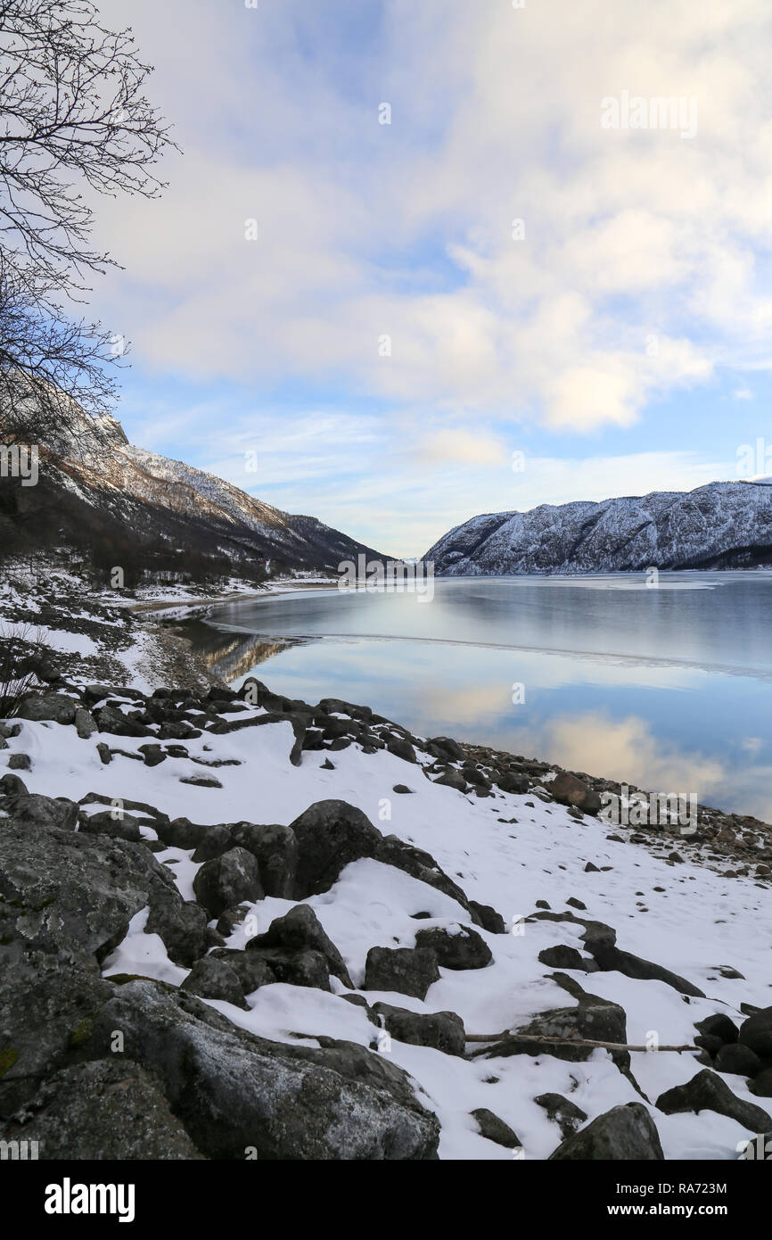 Snowy Mountains Rising vom See Stockfoto