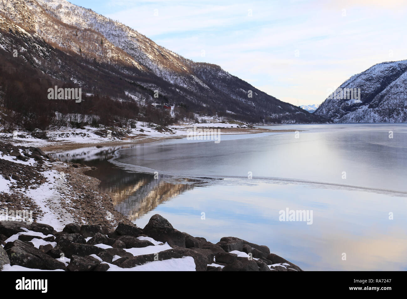 Snowy Mountains Rising vom See Stockfoto
