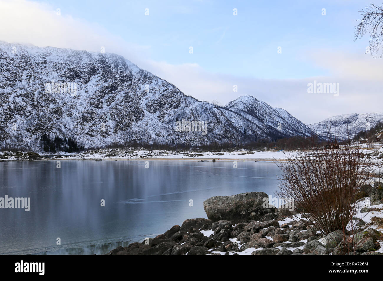 Snowy Mountains Rising vom See Stockfoto