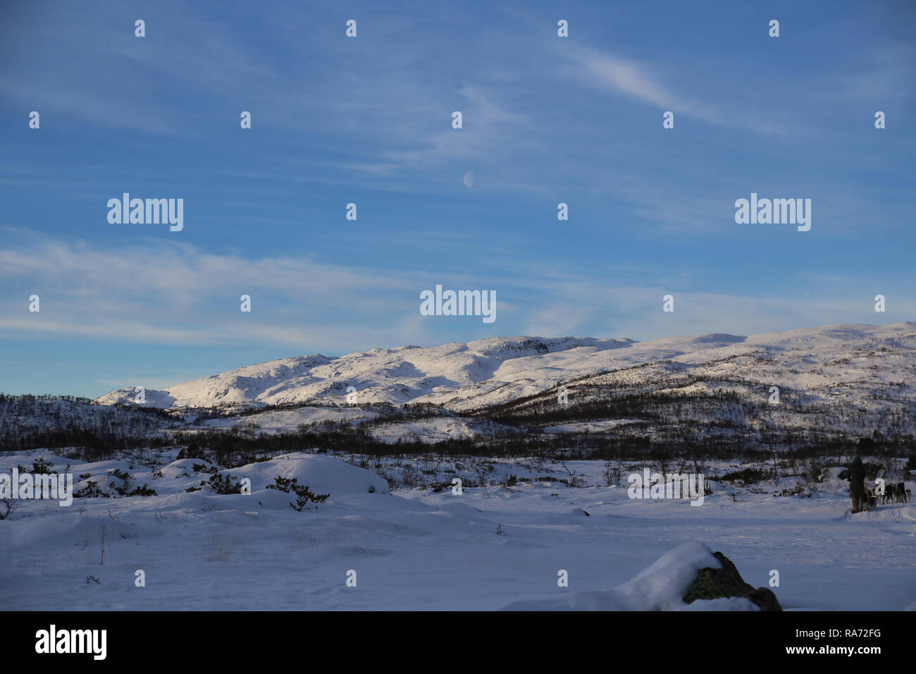 Sonne auf den Bergen über Schnee Szene Stockfoto