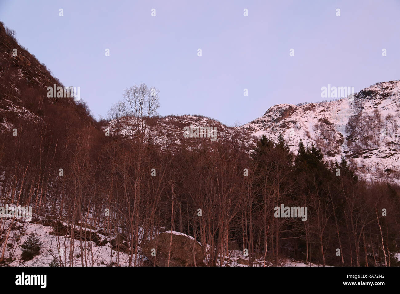 Morgen Sonne schlagen Snowy Mountain Side Stockfoto