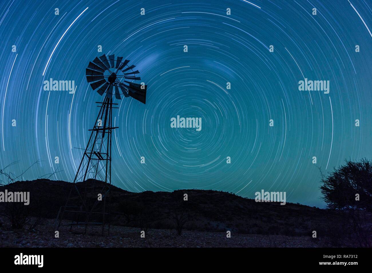 Wind Pumpe vor einem Sternenhimmel, Bauernhof, Namibia Rooisand Stockfoto