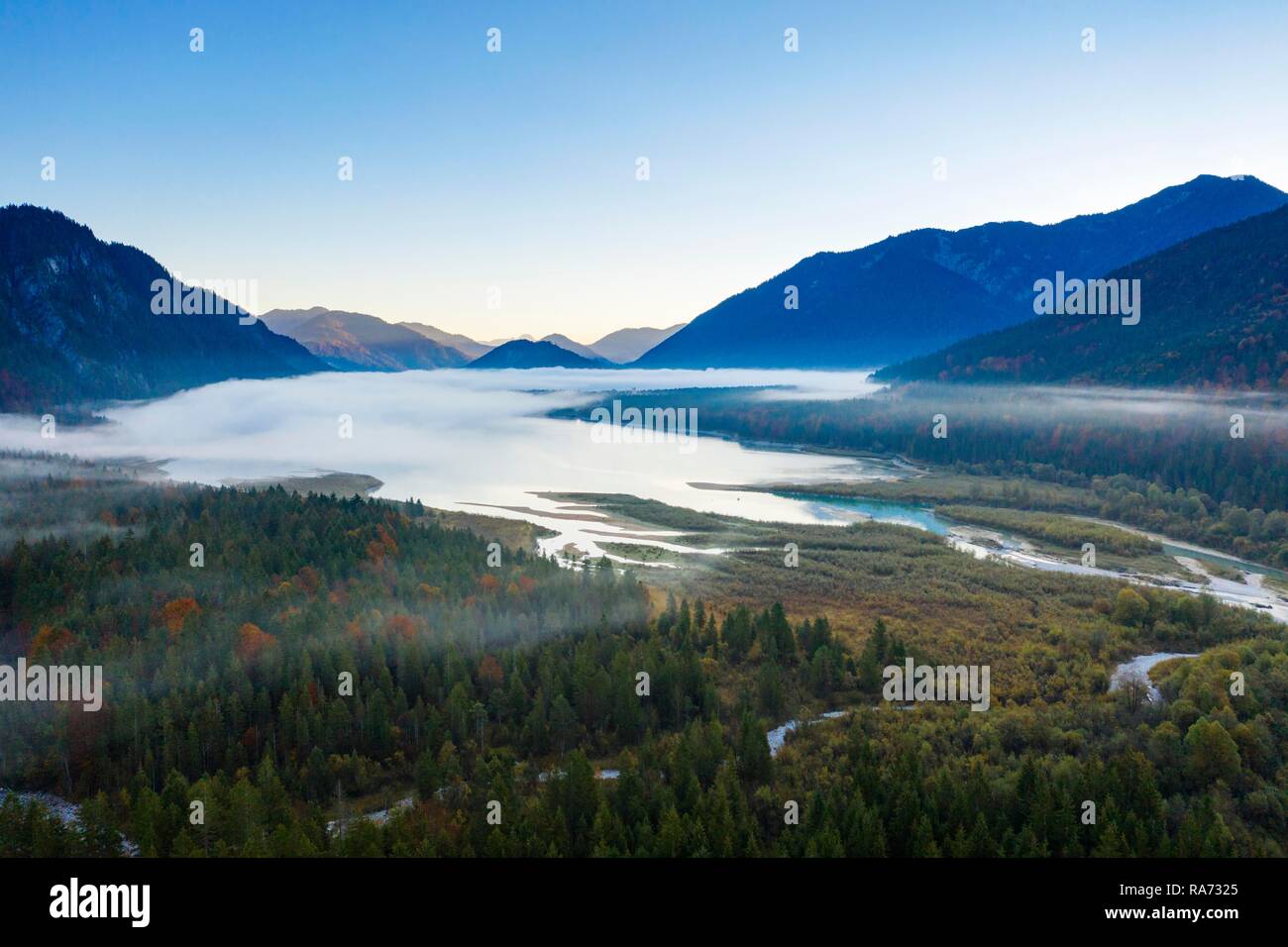 Und Isar Sylvenstein Stausee bei Sonnenaufgang, Drone, Isarwinkel, Oberbayern, Bayern, Deutschland Stockfoto