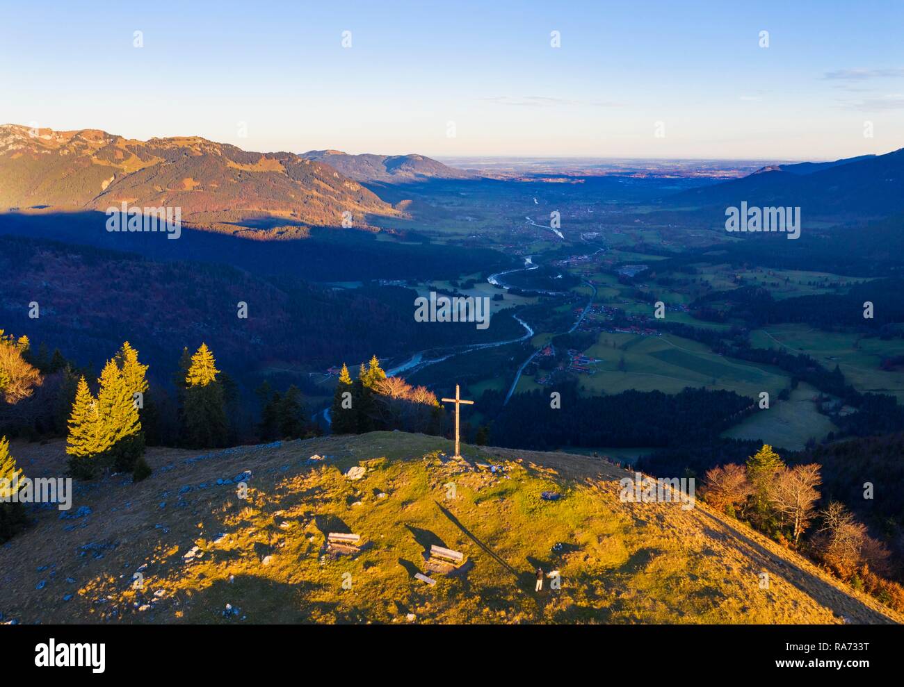 Sonnenaufgang auf der hohen Alm in der Nähe von Lenggries, Blick über das Isartal, Drohnen, Isarwinkel, Oberbayern, Bayern, Deutschland Stockfoto