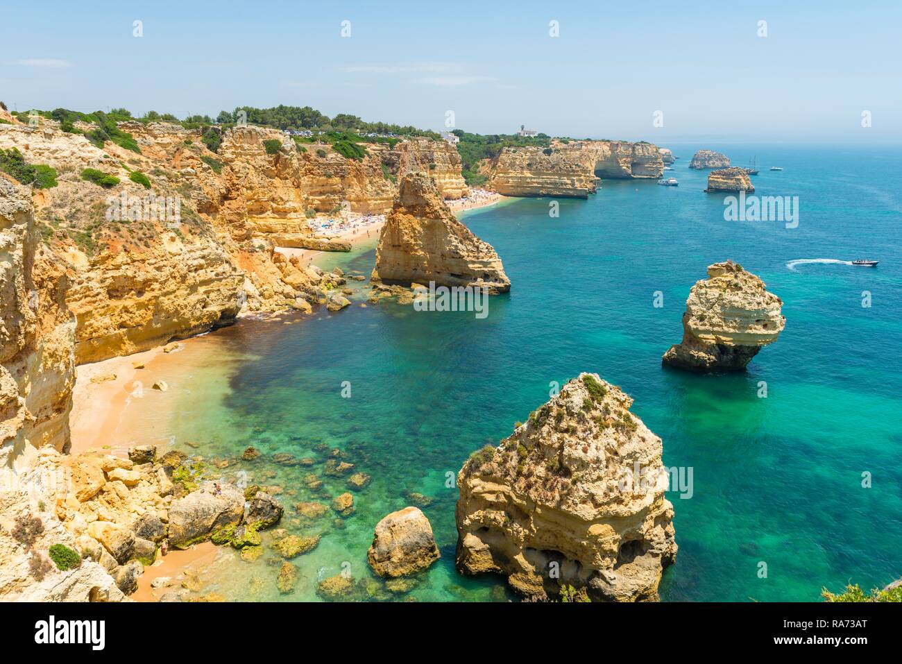 Türkisblaues Meer, Praia da Marinha, Schroffe Felsenküste von Sandstein, Felsformationen im Meer, Algarve, Lagos, Portugal Stockfoto