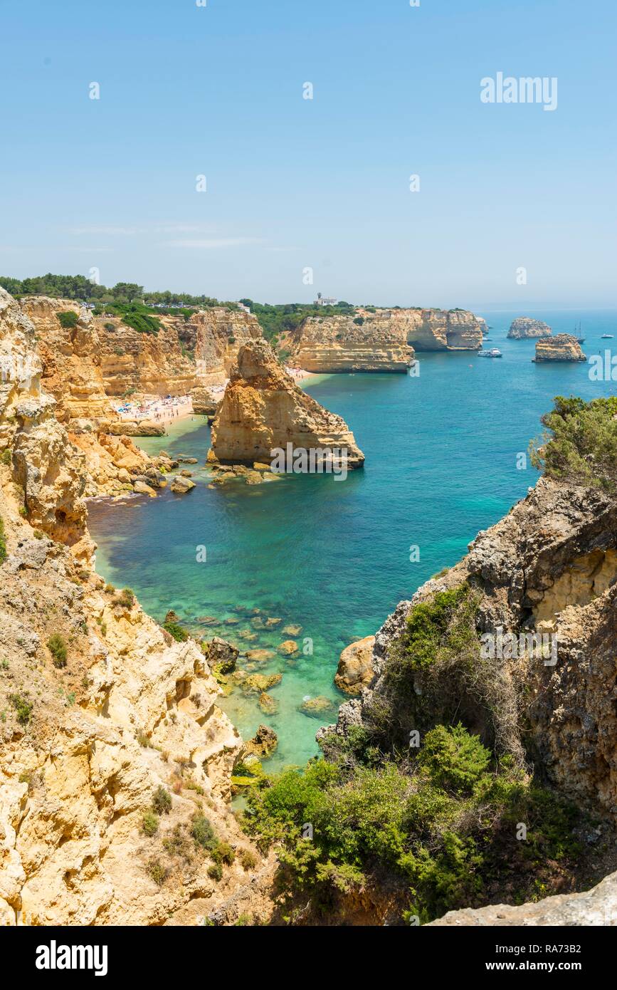 Türkisblaues Meer, Praia da Marinha, Schroffe Felsenküste von Sandstein, Felsformationen im Meer, Algarve, Lagos, Portugal Stockfoto