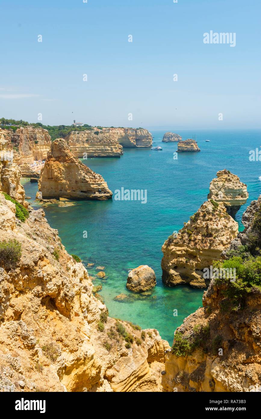 Türkisblaues Meer, Praia da Marinha, Schroffe Felsenküste von Sandstein, Felsformationen im Meer, Algarve, Lagos, Portugal Stockfoto