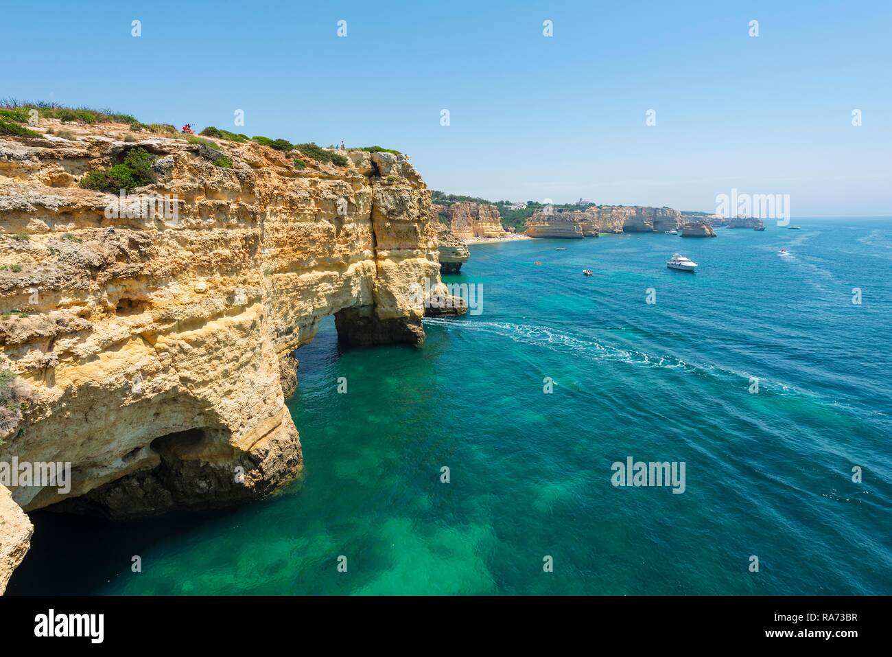 Türkisblaues Meer, Praia da Marinha, Schroffe Felsenküste von Sandstein, Felsformationen im Meer, Algarve, Lagos, Portugal Stockfoto