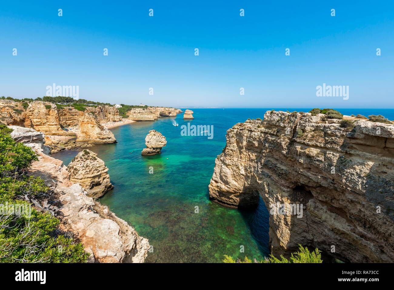 Türkisblaues Meer, Praia da Marinha Strand, Schroffe Felsenküste von Sandstein, Felsformationen im Meer, Algarve, Lagos, Portugal Stockfoto