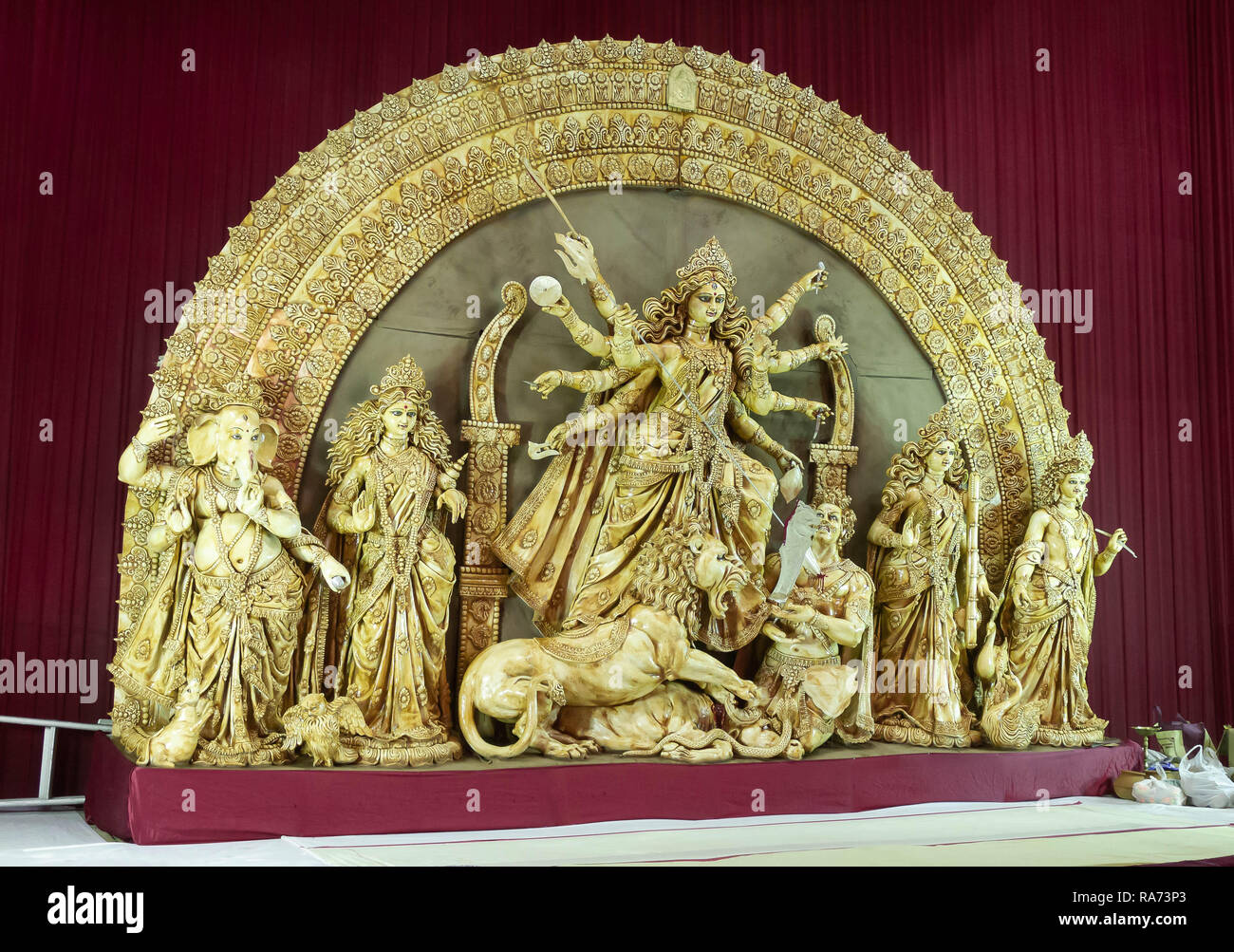 Dakshinpalli Durga Puja Samithi, Pocket-52, C.R. Park, New Delhi DT-30 Sep 2014. Eine Ansicht von Durga Idiol von der linken Seite in der Puja Pandal Stockfoto