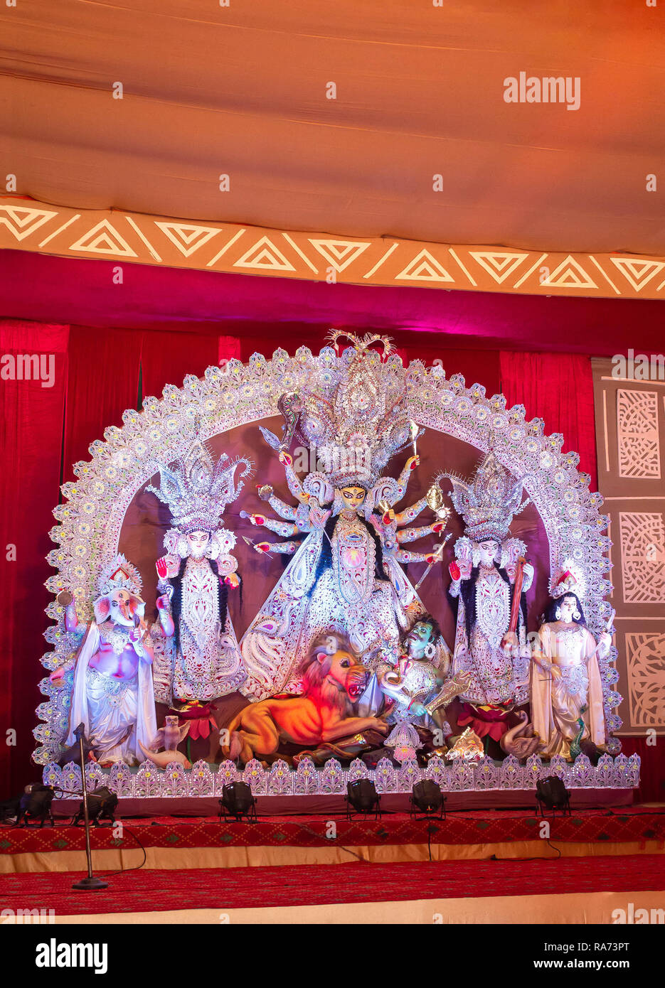Central Park, Pocket-40, C.R. Park, New Delhi, Indien, DT-30 Sep 2014. Eine Ansicht von Durga Idiol im Portrait Modus innerhalb Puja Pandal Stockfoto