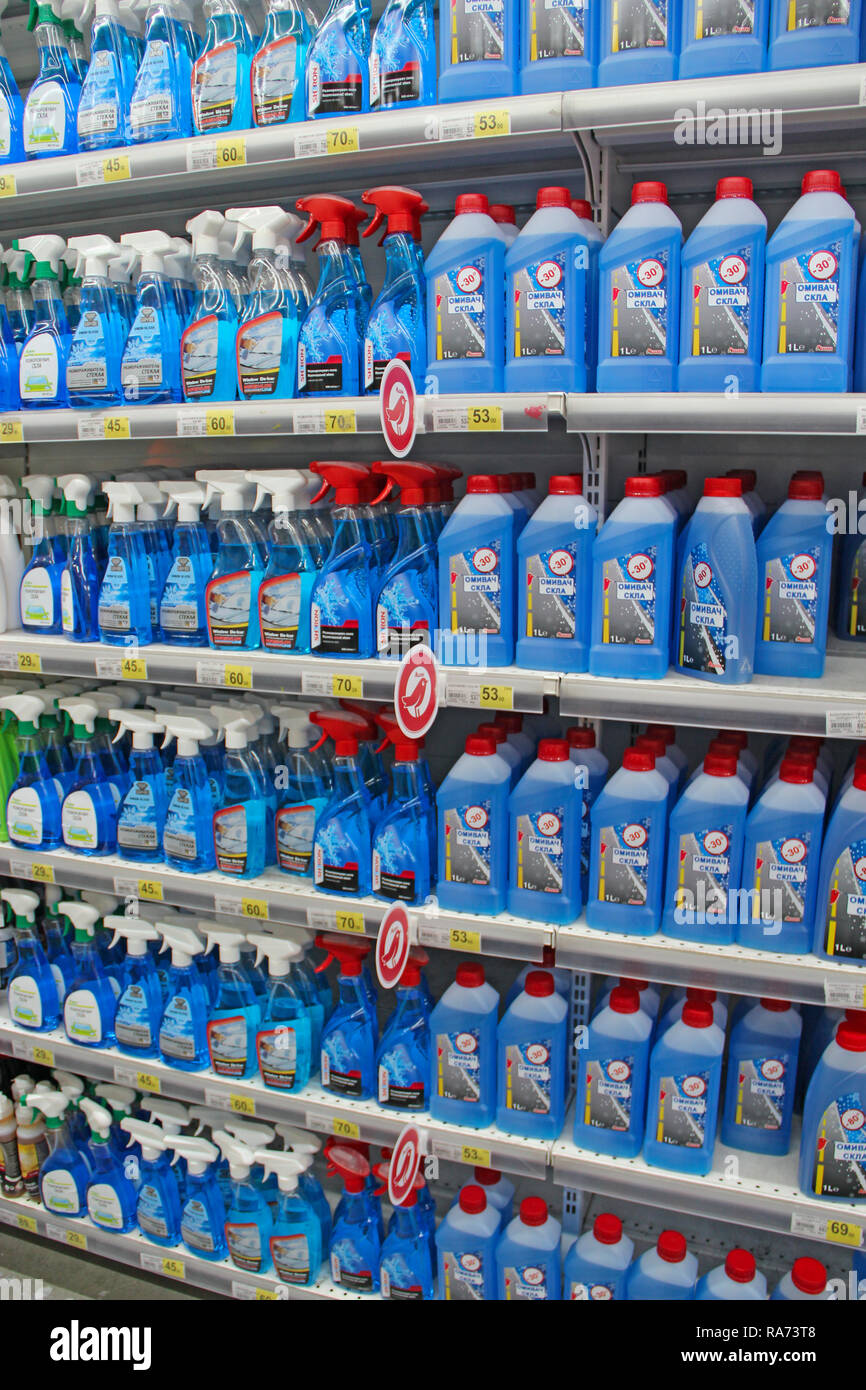 Reinigungsmittel für Bad und Küche Regale der Supermarkt zu speichern. Shop von Waschmitteln. Große Auswahl von Reinigungsmitteln Stockfoto