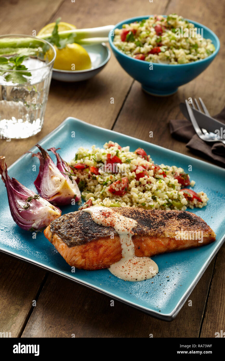 Geschwärzter Lachs und tabbouleh Stockfoto