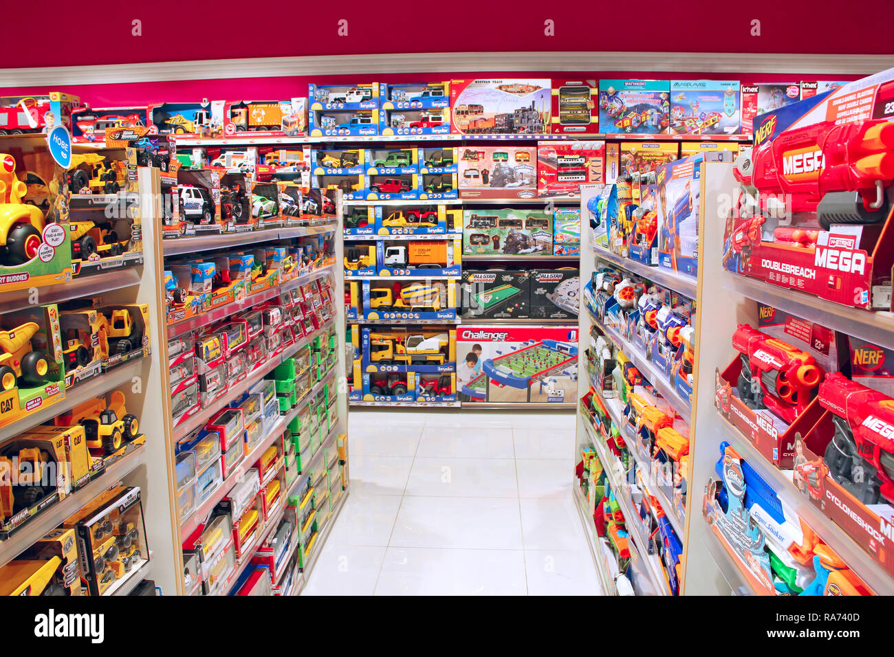 Shop Spielzeug. Toy Store. In Spielzeug Shop. Regalreihen mit Spielzeug. Kinder Freude. Große Auswahl an Spielzeug für Kinder. Shop für Kinder. Autos Stockfoto
