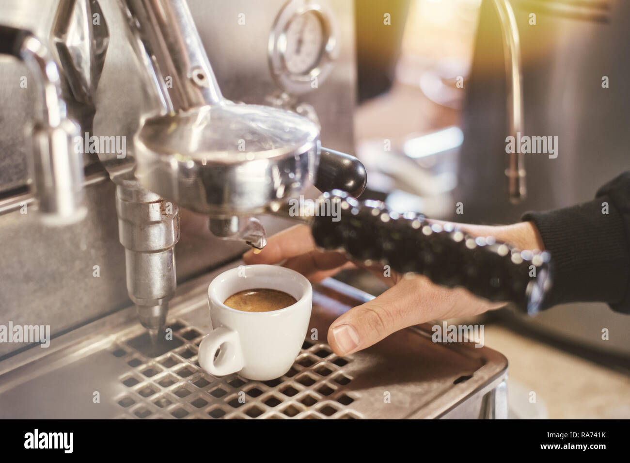 Professionell brauen - Kaffee Bar Details. Espresso Kaffee Gießen von Espresso Maschine. Stockfoto