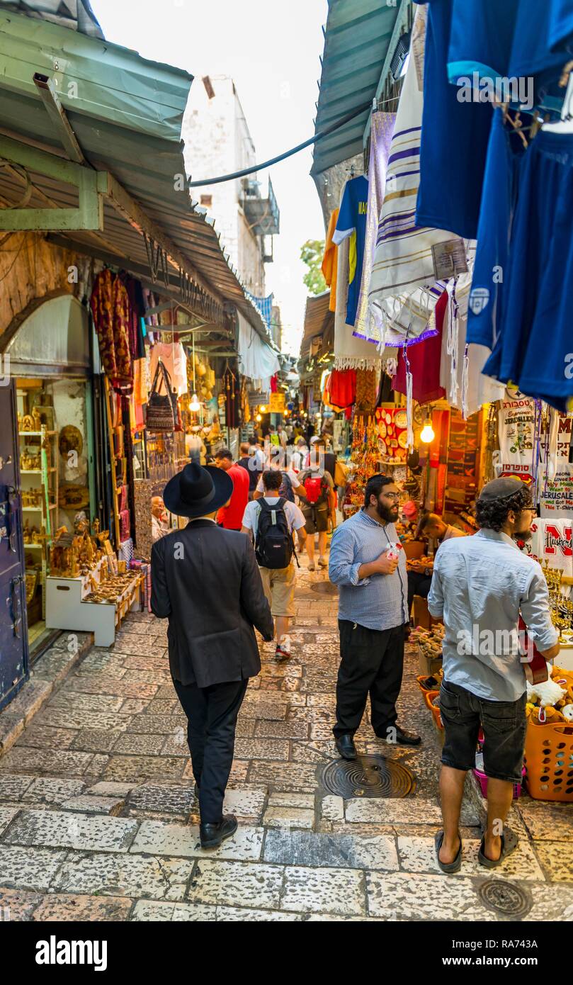 Street Scene, Menschen mit traditionellen jüdischen Kleidung in eine enge Gasse, shopping Gasse, Altstadt, Jerusalem, Israel Stockfoto