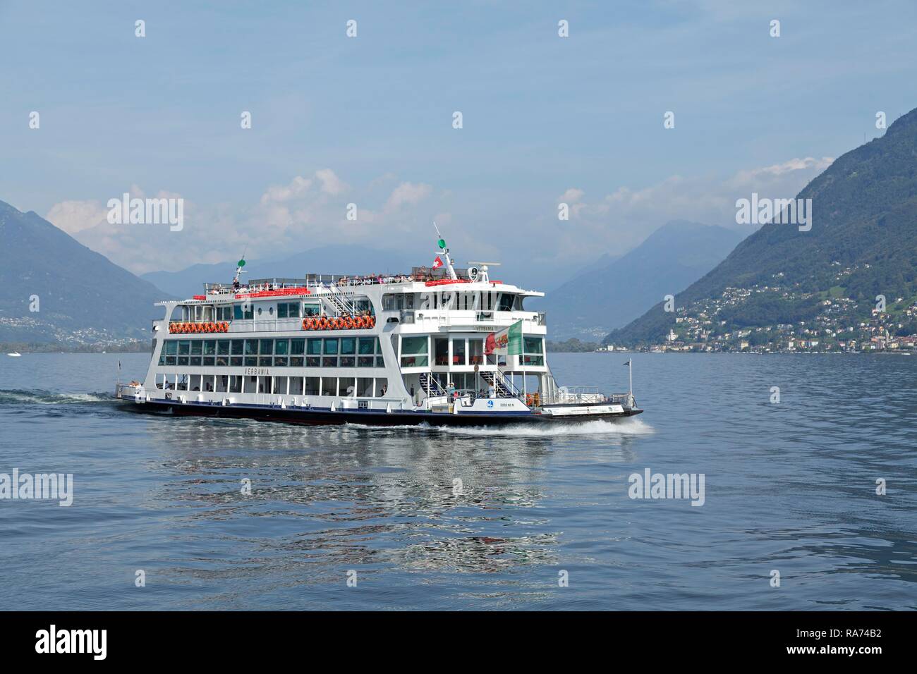 Fähre am Lago Maggiore, in der Nähe von Locarno, Tessin, Schweiz Stockfoto