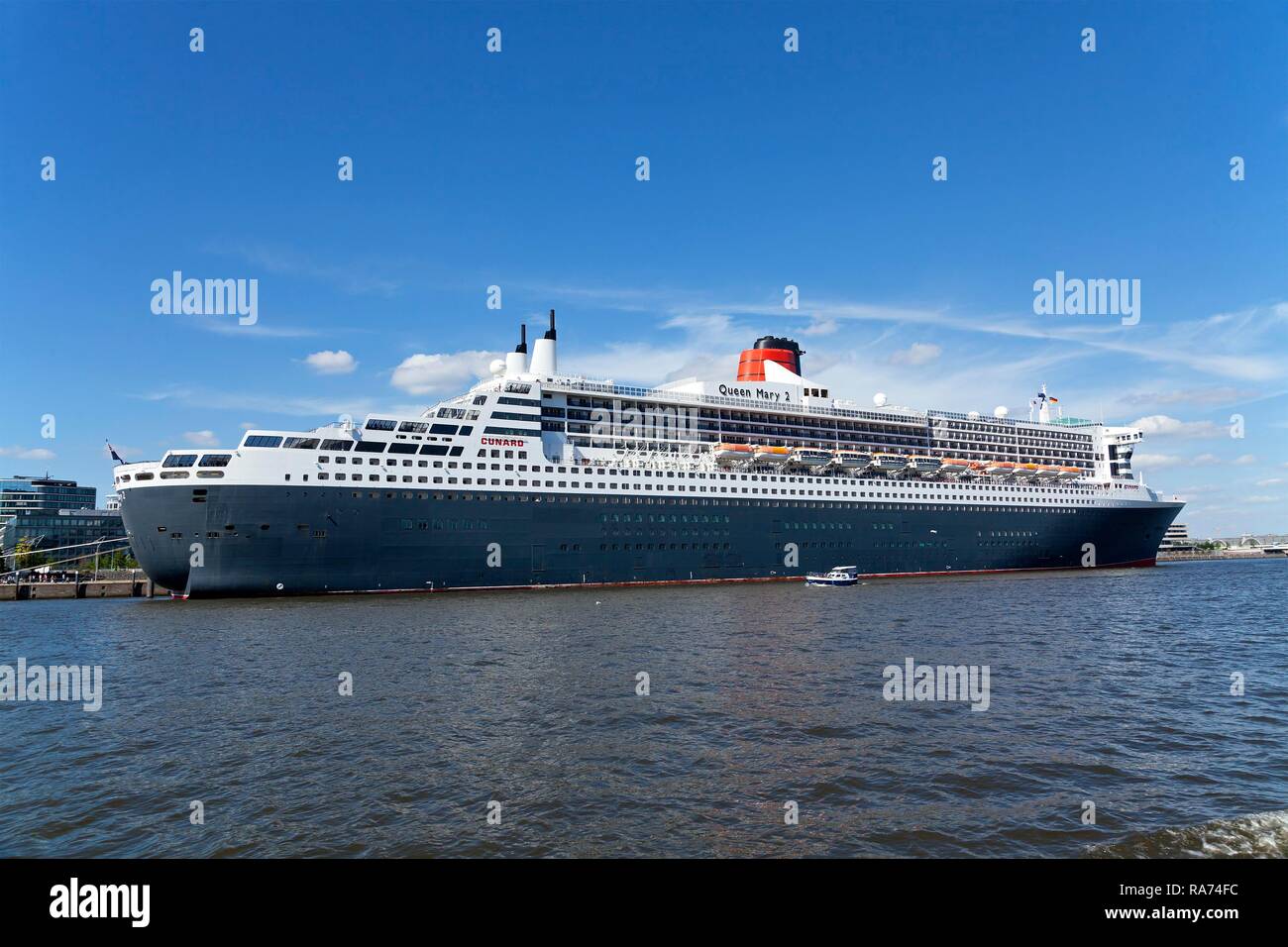 Queen Mary 2 liegen vor Anker, HafenCity, Hamburg, Deutschland Stockfoto