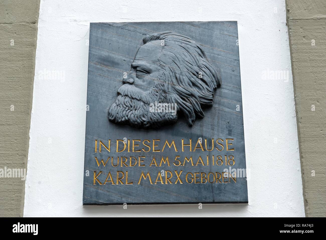 Gedenktafel mit Portrait von Karl Marx an der Geburtsstätte, Trier, Rheinland-Pfalz, Deutschland Stockfoto