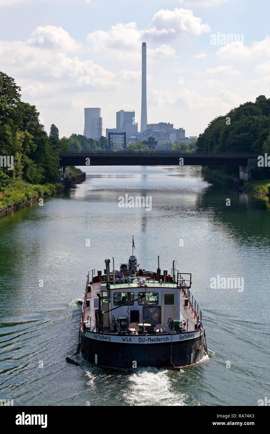 Versand auf dem Rhein-Herne-Kanal, hinter der harten Kohlekraftwerk in Baukau, Herne, Ruhrgebiet, Nordrhein-Westfalen Stockfoto