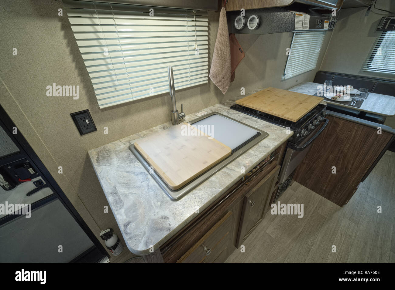 Innen RV travel trailers. Waschbecken mit abdeckt. Küche im Inneren RV Stockfoto