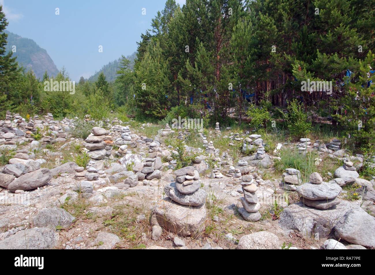 Steine für die Erfüllung der Wünsche, Stein, Garten, Arschan, Tunkinsky Bezirk, Republik Burjatien, Sibirien, Russische Föderation Stockfoto