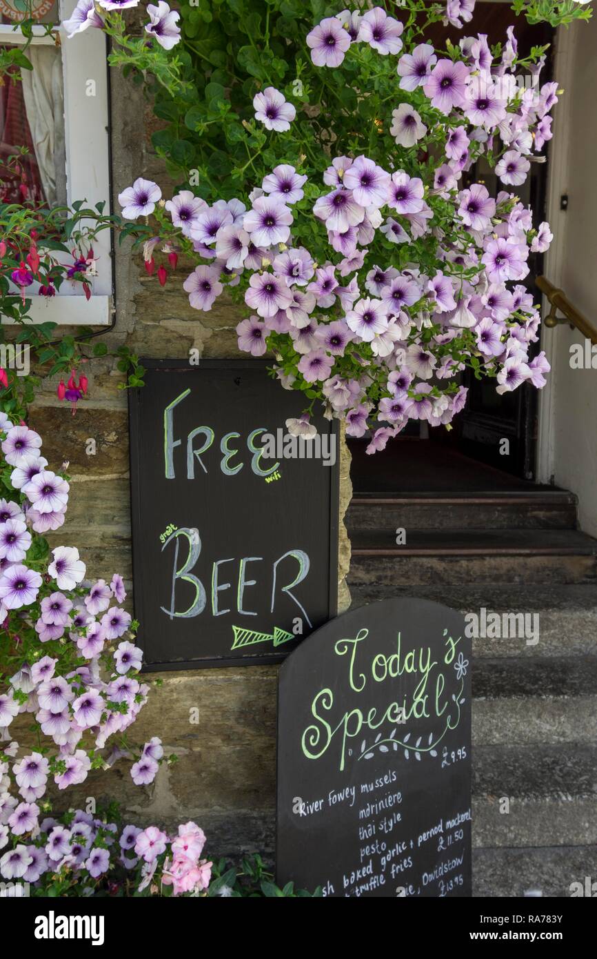 Melden Sie sich kostenlos Bier mit kleinen Drucken, Fowey, England, Großbritannien Stockfoto
