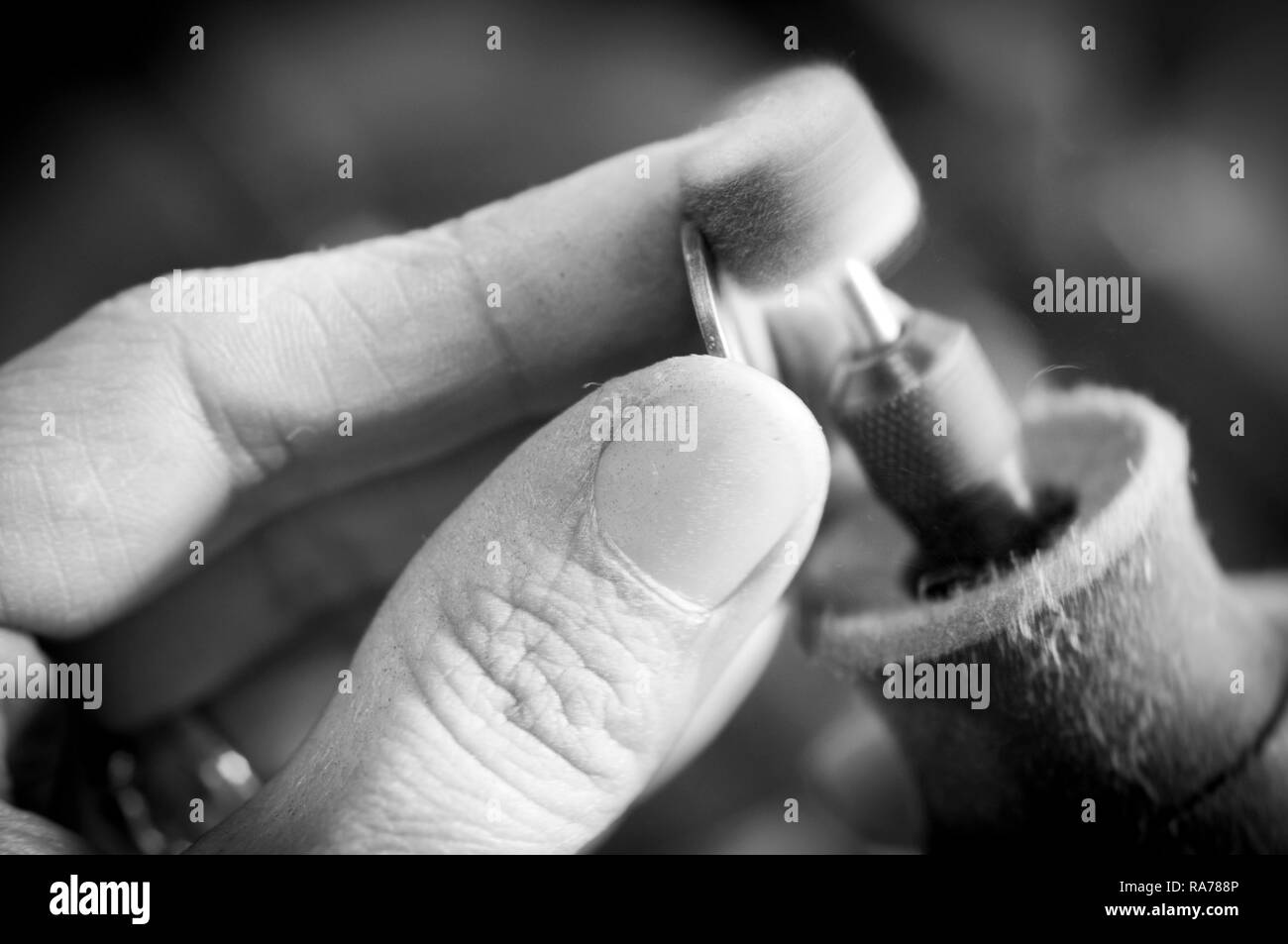 Schmuck Teekocher Polierarbeiten, Nahaufnahme der Hand Handwerker bei der Arbeit Stockfoto