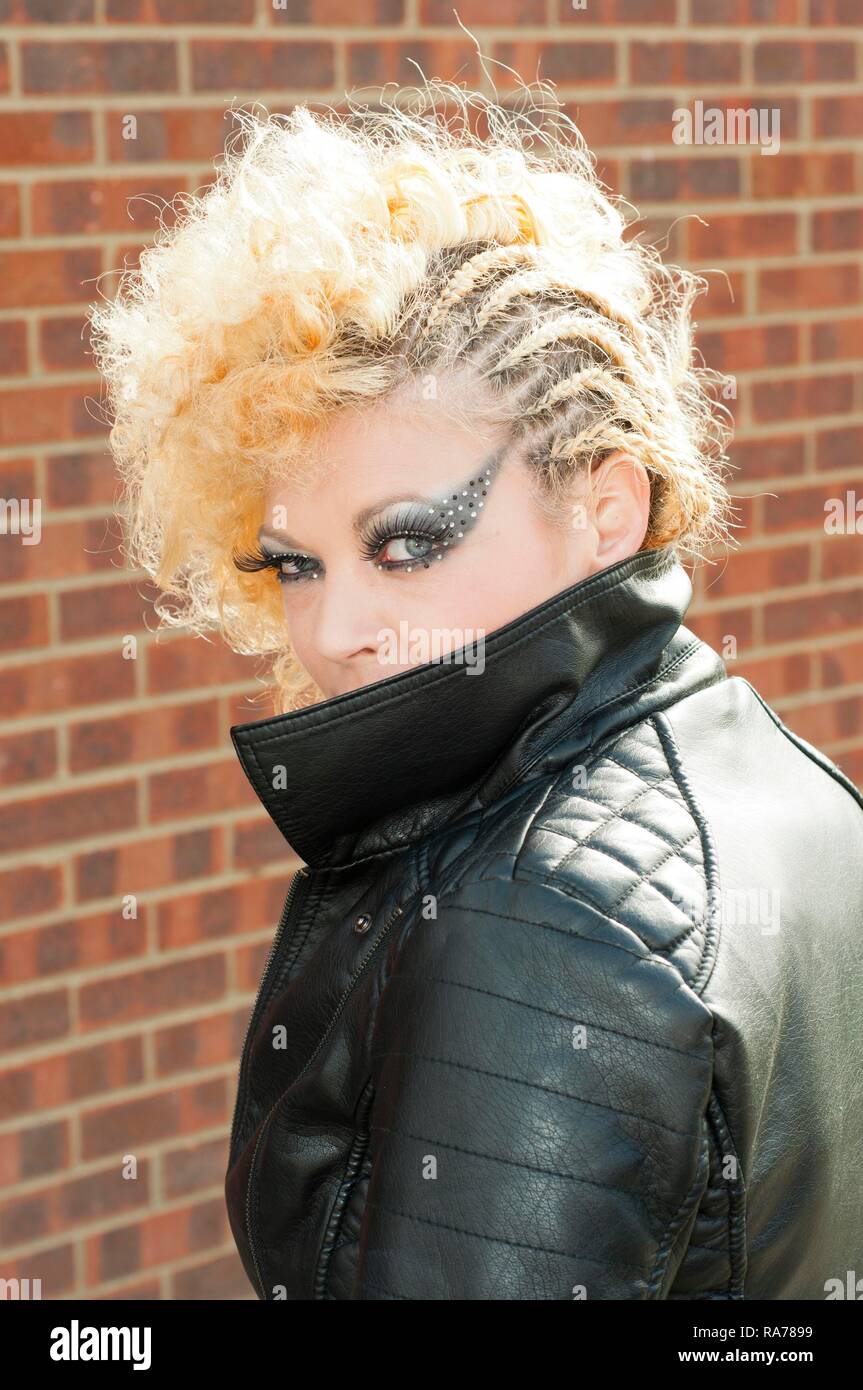 Alternative junge Frau in schwarzem Leder Jacke Stockfoto