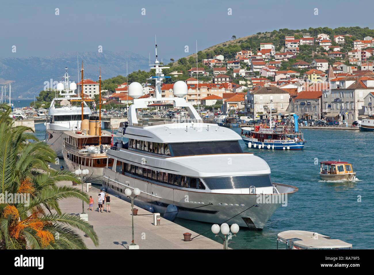 Yacht im Hafen, Trogir, Dalmatien, Kroatien Stockfoto