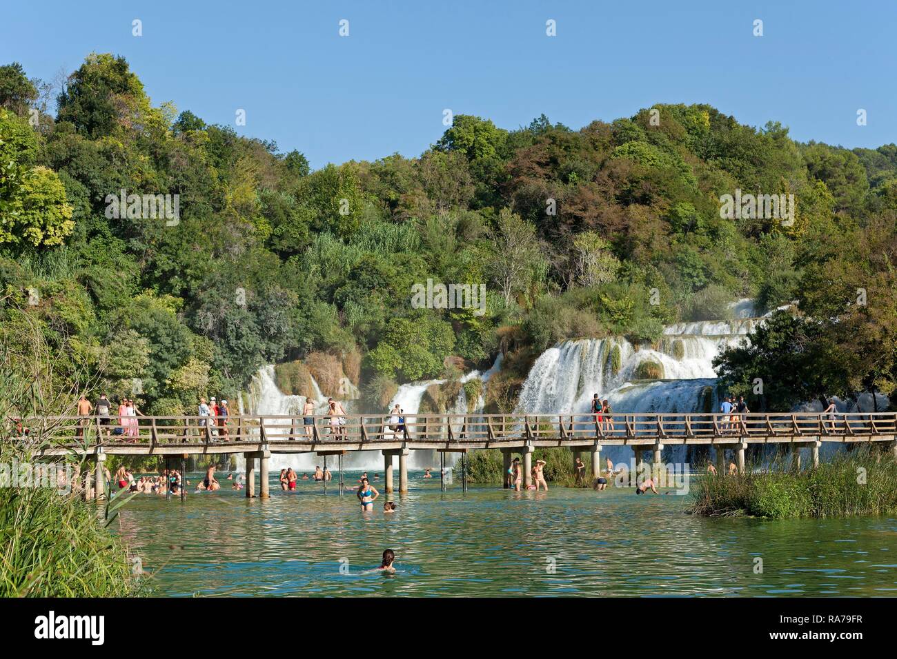 Brücke vor einem Wasserfall, Krka Nationalpark, Dalmatien, Kroatien Stockfoto