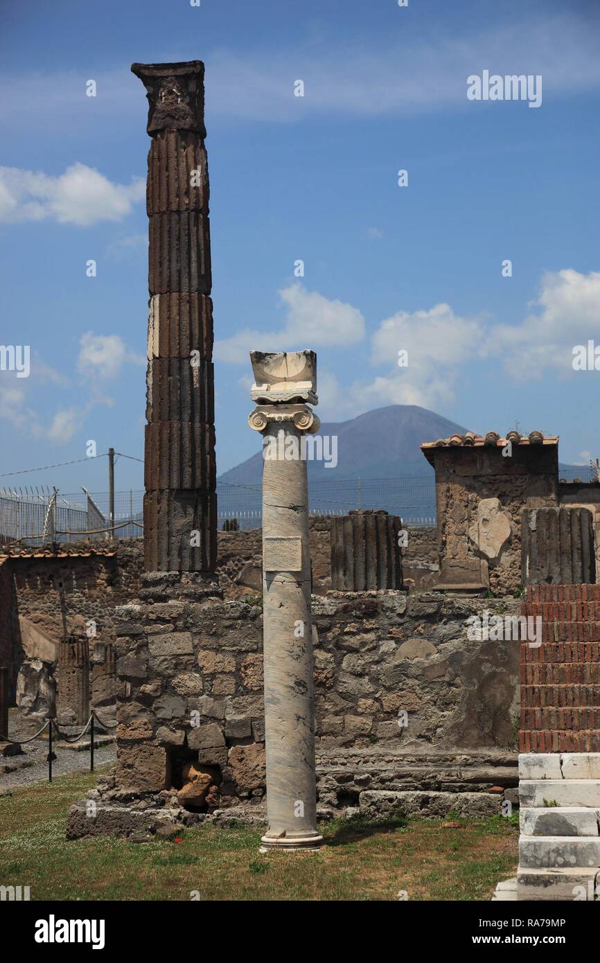 Tempel des Apollo mit einem Sun Dial-Säule aus der frühen Empire, Pompei, Kampanien, Italien, Europa Stockfoto