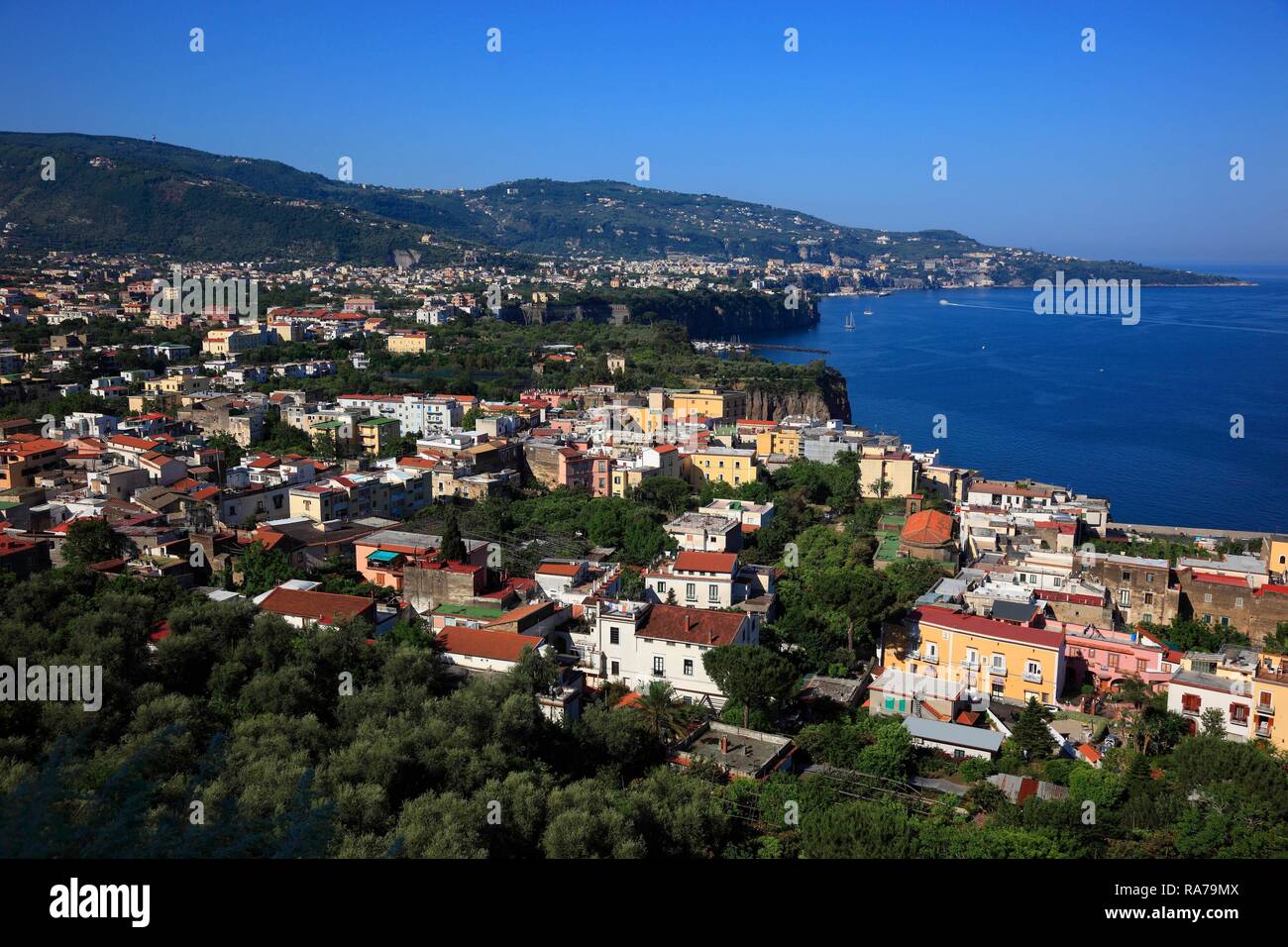 Blick über die Bucht der Halbinsel von Sorrent mit den Städten Meta, an der Vorderseite, und Sorrento, Kampanien, Italien, Europa Stockfoto