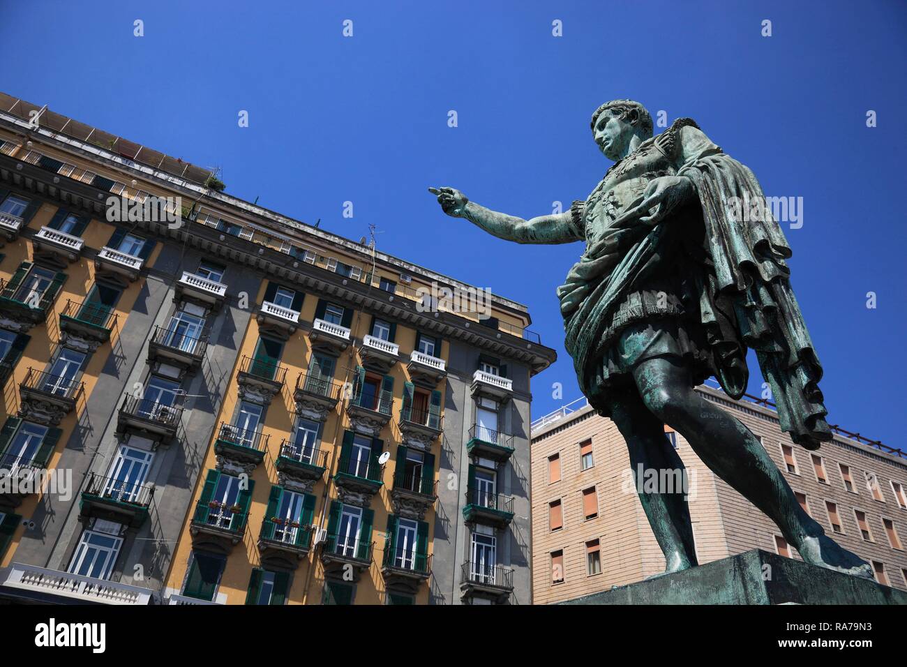 Statue des Kaisers vor einem Wohnhaus auf der Via Santa Lucia in Neapel, Kampanien, Italien, Europa Stockfoto