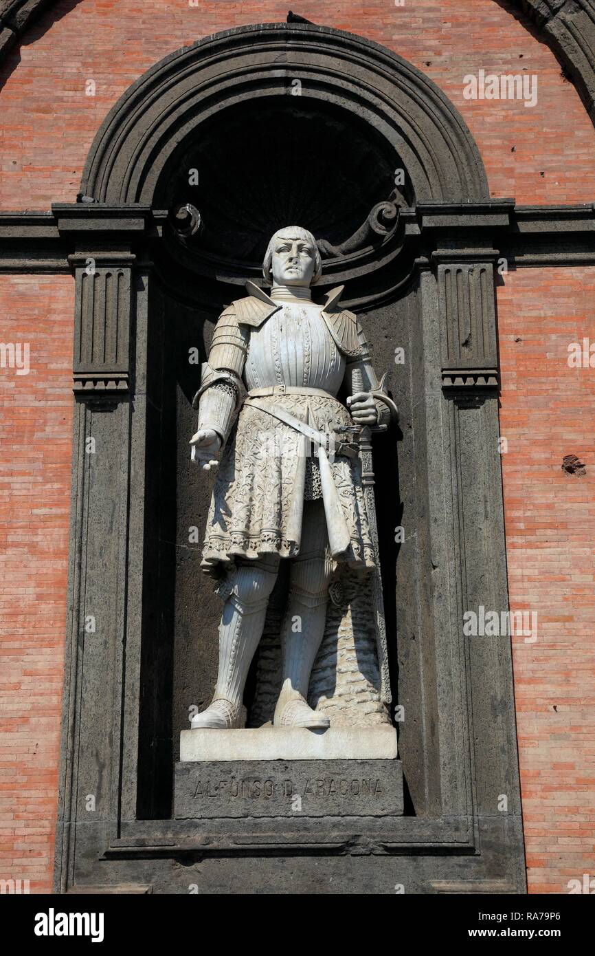 Statue von Alfonso di Aragona auf der Palazzo Reale, der königliche Palast, Palast der Vizekönige auf der Piazza del Plebescito Square, Neapel Stockfoto